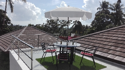 vue de la terrasse du haut sur la baie de Chaweng  Koh Samui. Entirement climatise, elle offre l'avantage d'avoir en plus une terrasse devant avec piscine prive, vous pouvez aussi bronzer sur la terrasse toiture. De cette terrasse, vous avez une trs belle vue sur La plus populaire des plages. Longue de 7 Km, elle est couverte d'un sable blanc et fin et est borde d'une eau turquoise et d'un rcif de corail ferm par deux petites les verdoyantes. Chaweng attire autant les jeunes voyageurs que les familles grce  ses attraits...Sur la cte est,  10 Km au sud de Chaweng, se trouve la deuxime plage la plus populaire de l'le, Lamai Beach. Le sable n'y est pas aussi fin mais la plage est grande et le front de mer entirement bord de cocotiers.